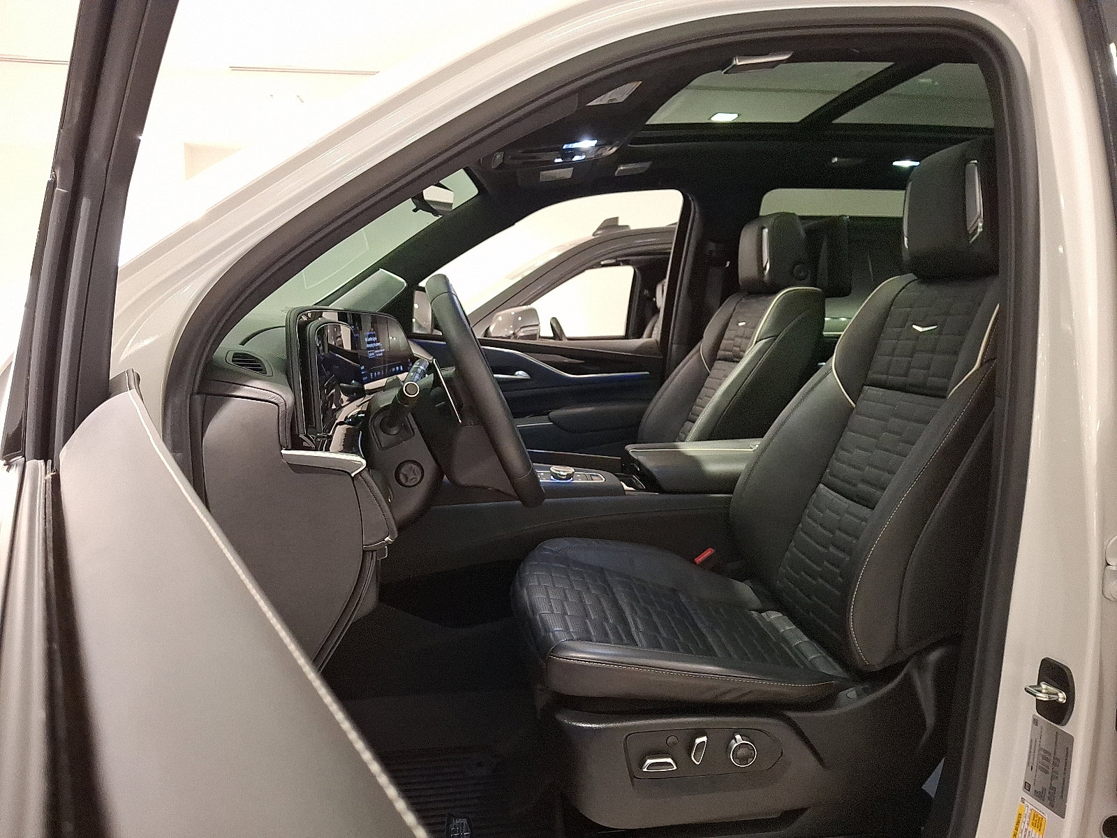 Certified 2024 Cadillac Escalade V w/ LPO, ONYX Package AWD/4WD image 14
