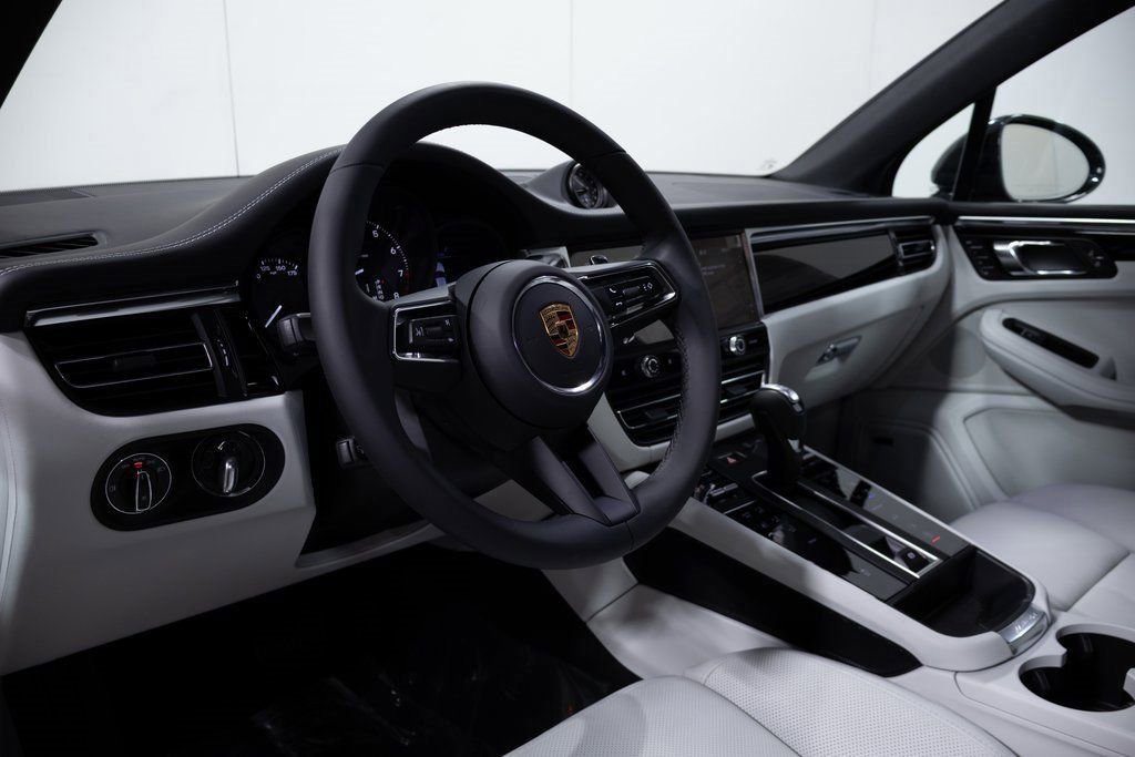 Certified 2025 Porsche Macan AWD/4WD image 4