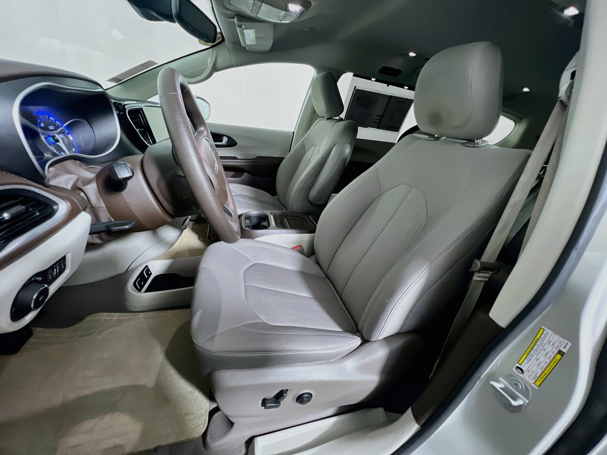 Used 2021 Chrysler Pacifica Touring FWD image 14