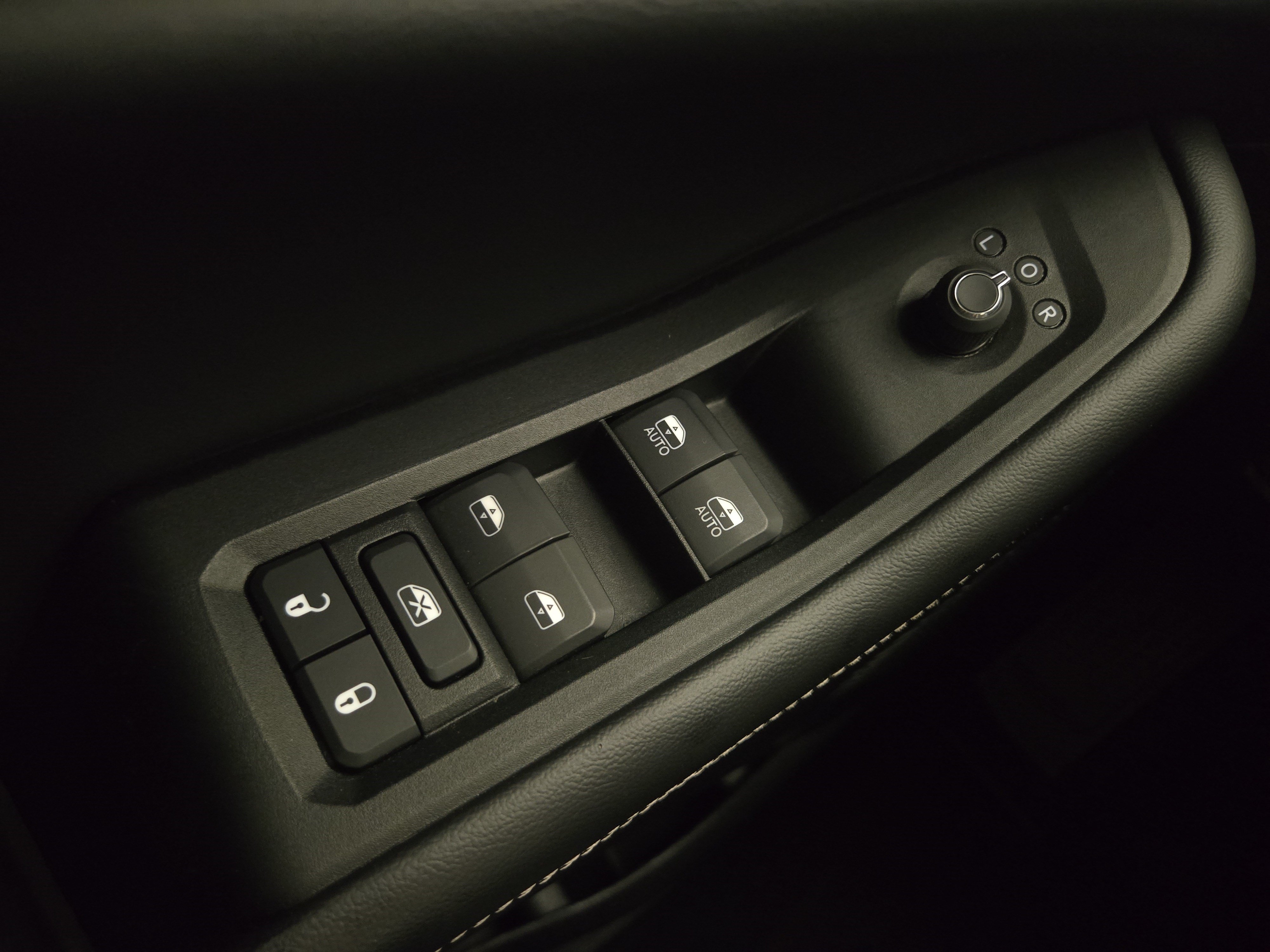 Used 2024 Jeep Grand Cherokee L Altitude AWD/4WD image 28