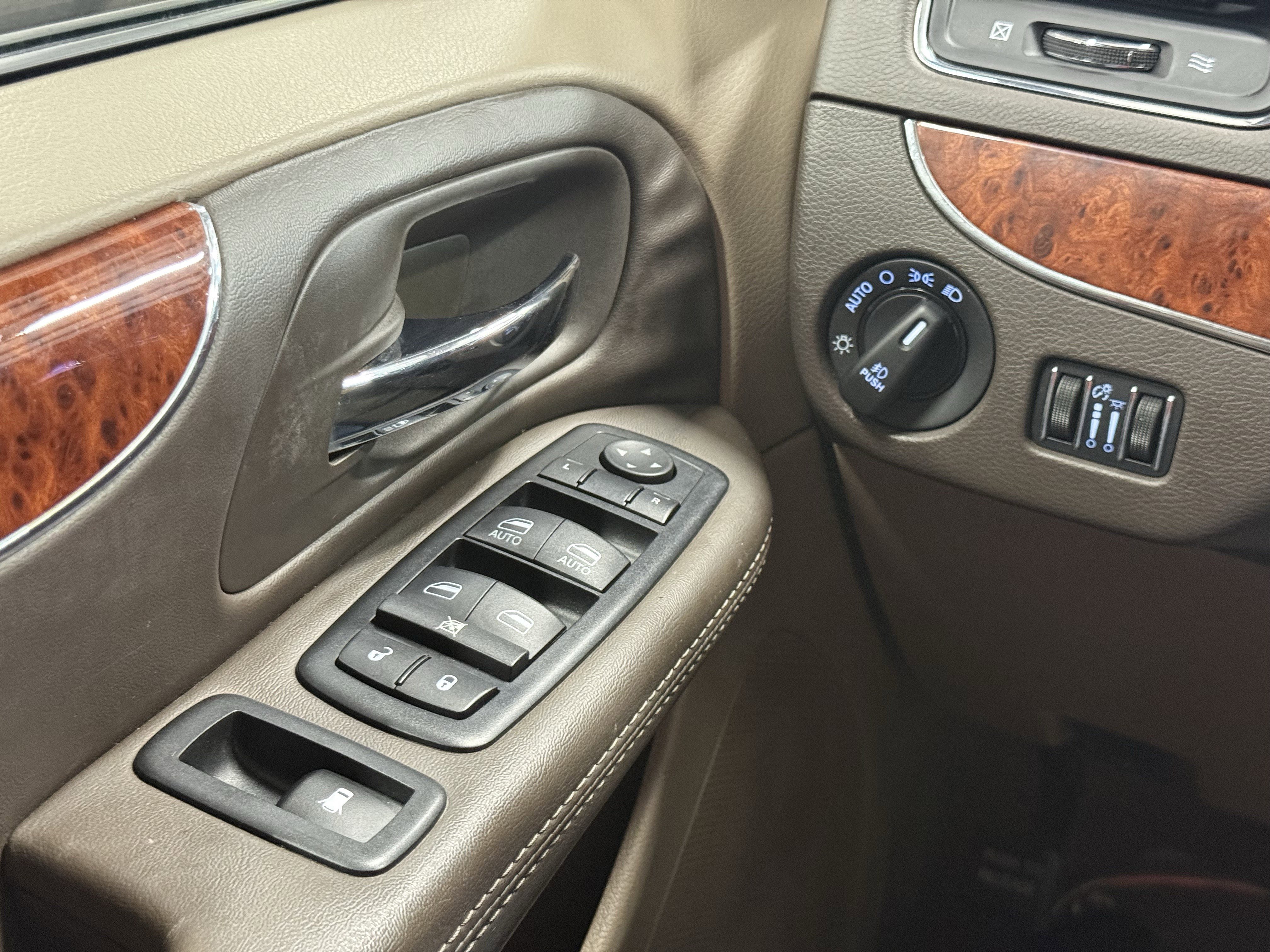 Used 2014 Chrysler Town & Country Touring-L image 23