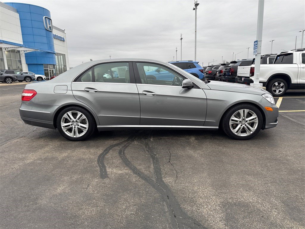 Used 2011 Mercedes-Benz E 550 4MATIC Sedan image 4