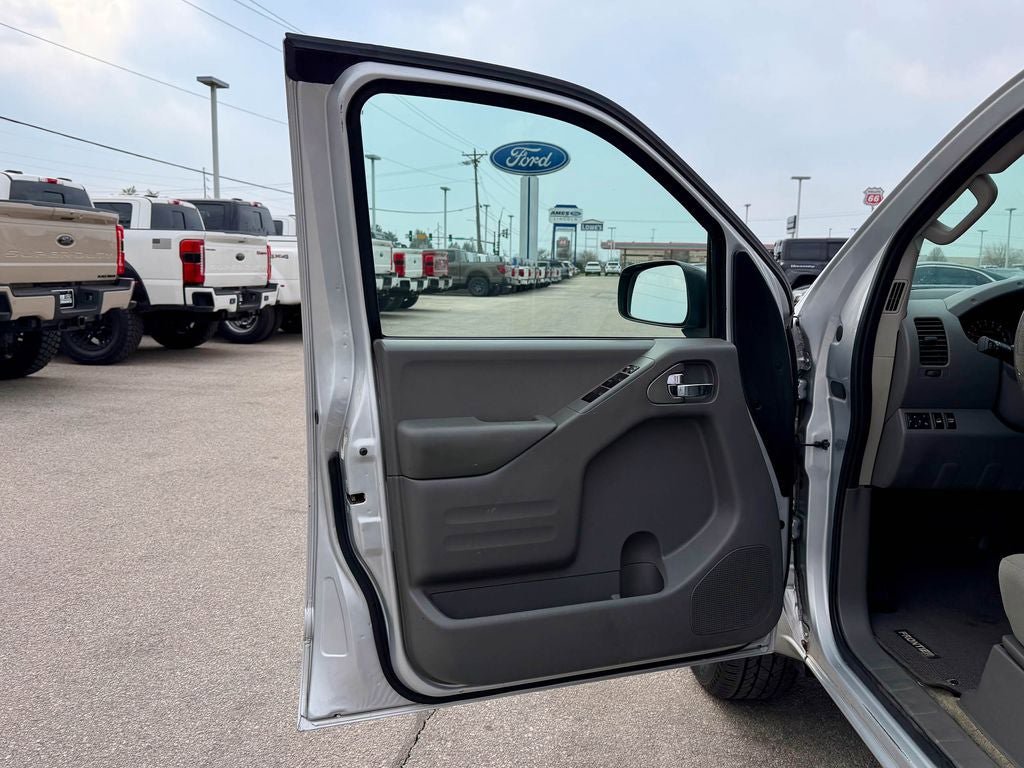 Used 2016 Nissan Frontier SV AWD/4WD image 12