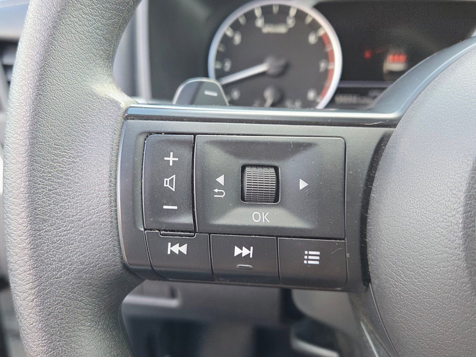 Used 2024 Nissan Rogue S image 24