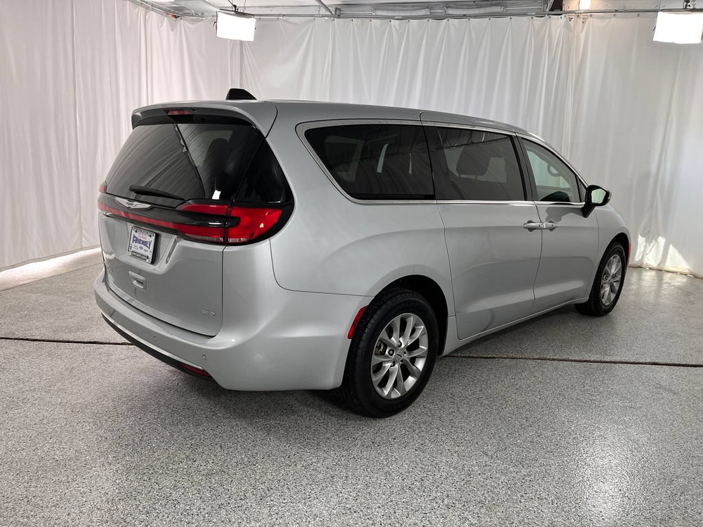 Used 2023 Chrysler Pacifica Touring-L AWD/4WD image 15