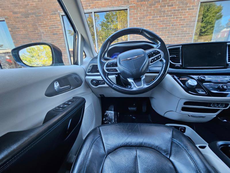 Used 2021 Chrysler Pacifica Touring-L FWD image 2