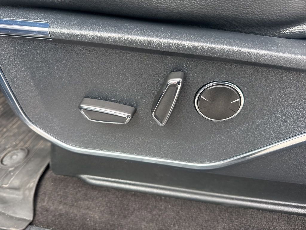 Used 2022 Ford F150 Lightning Lariat image 10