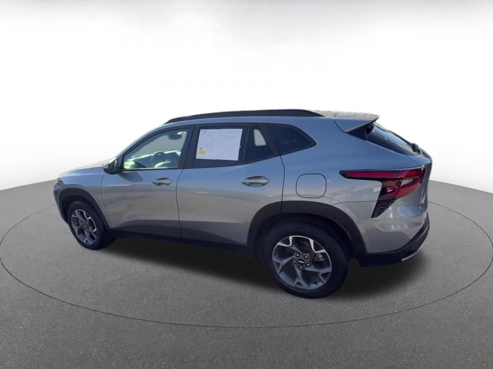 Used 2025 Chevrolet Trax LT FWD image 10