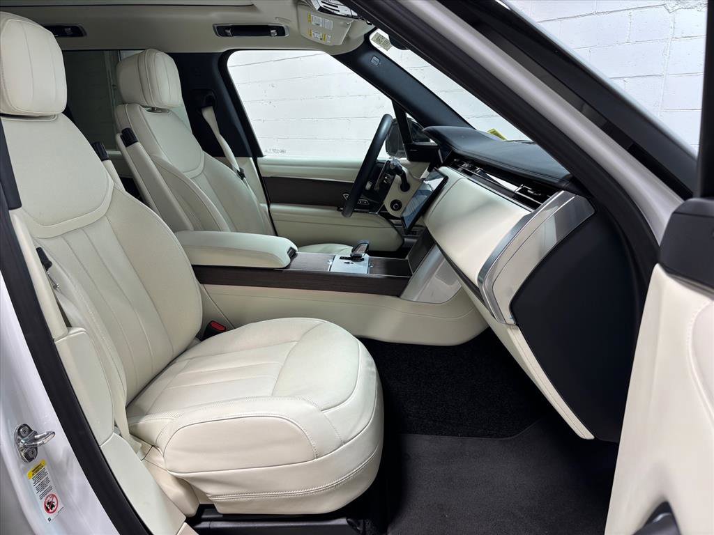 Used 2025 Land Rover Range Rover SE image 32