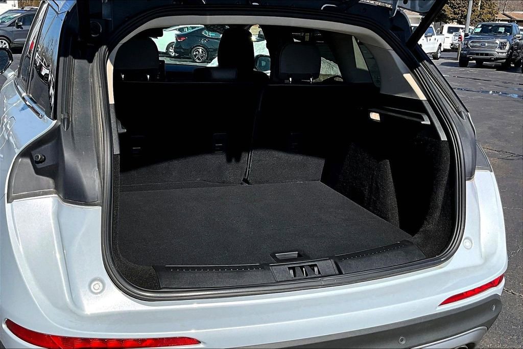 Used 2025 Lincoln Corsair Premiere image 8