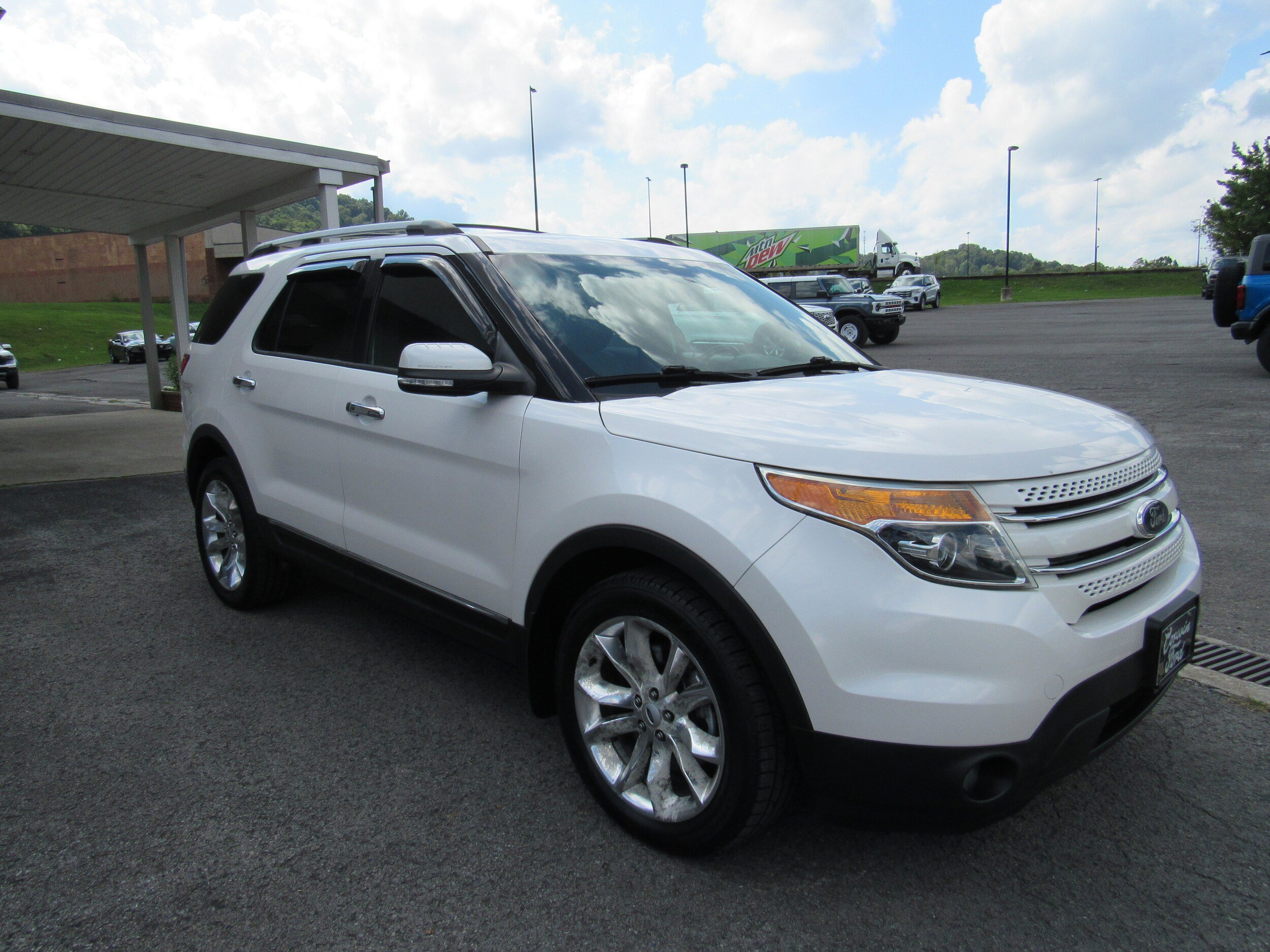 Used 2015 Ford Explorer Limited w/ Equipment Group 301A AWD/4WD image 3