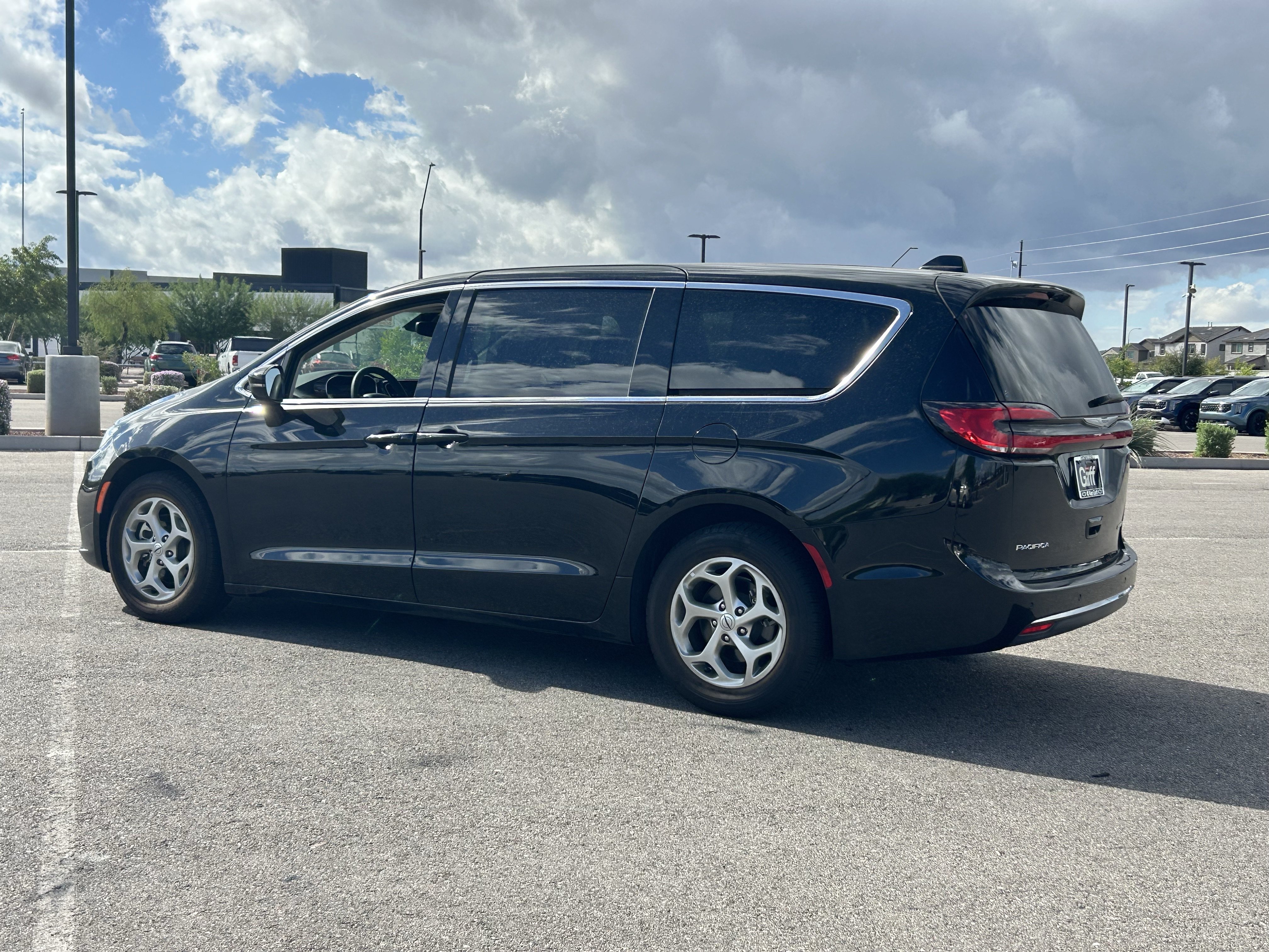 Used 2024 Chrysler Pacifica Limited FWD image 3