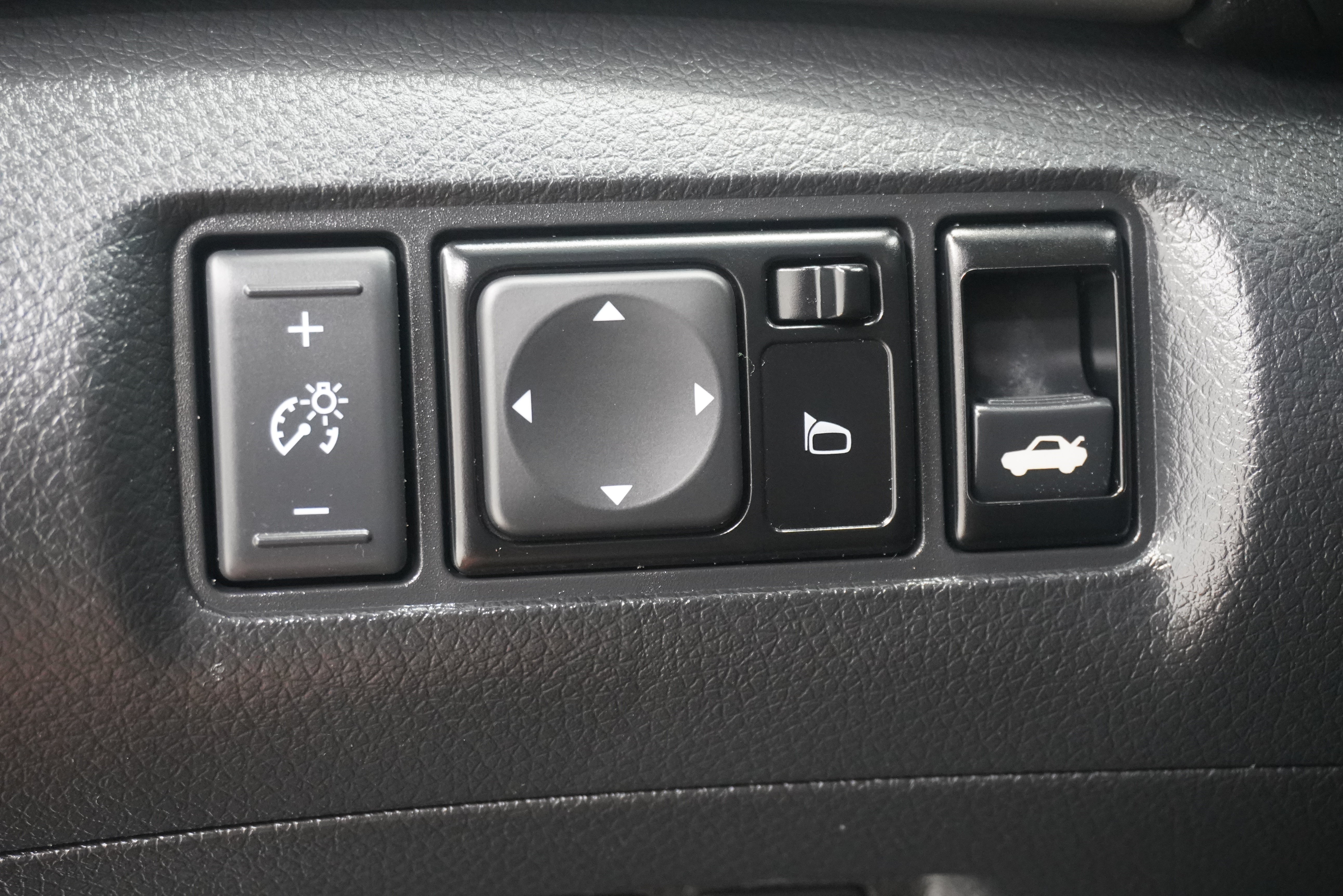 Used 2014 Nissan Sentra SR w/ SR Driver Package FWD image 19
