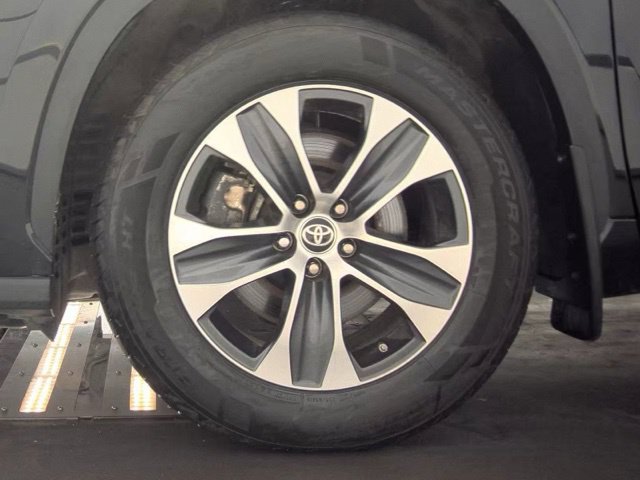 Used 2023 Toyota Highlander XLE AWD/4WD image 21