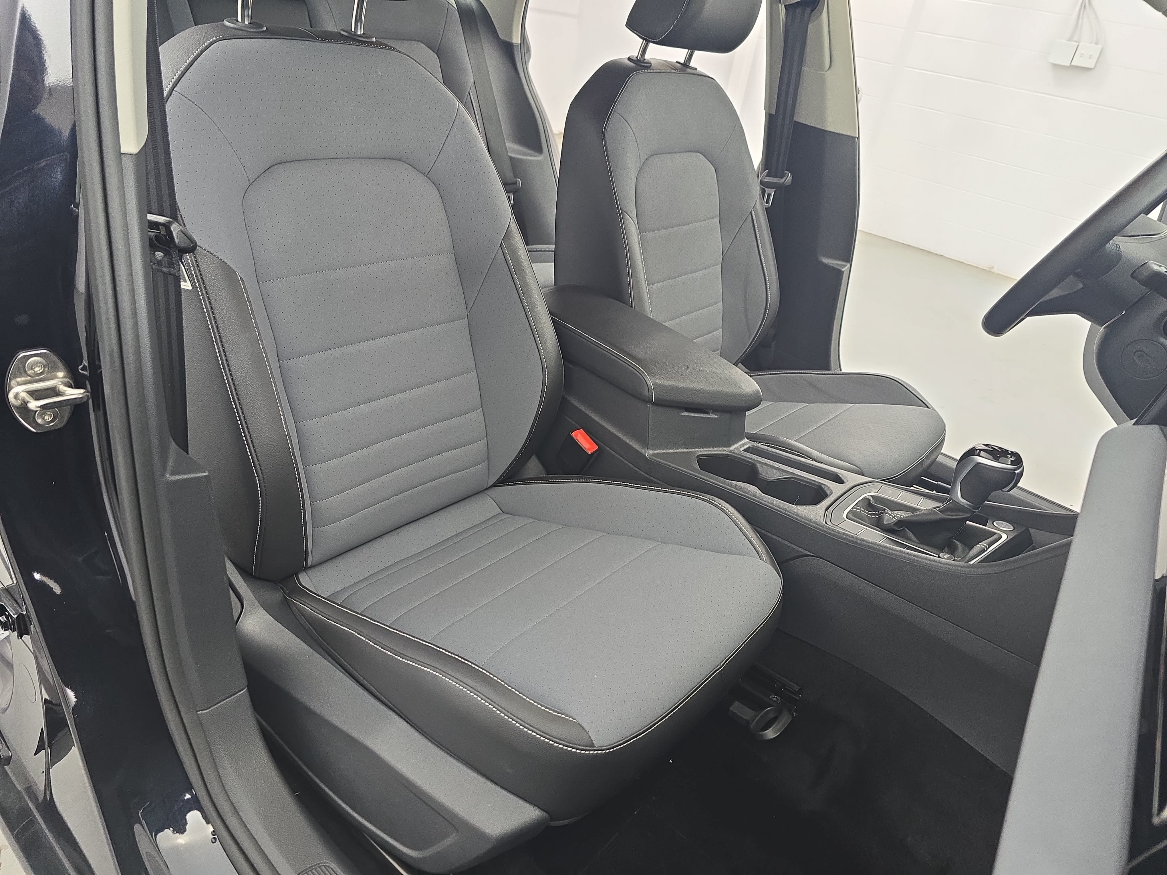 Certified 2025 Volkswagen Jetta SE FWD image 10