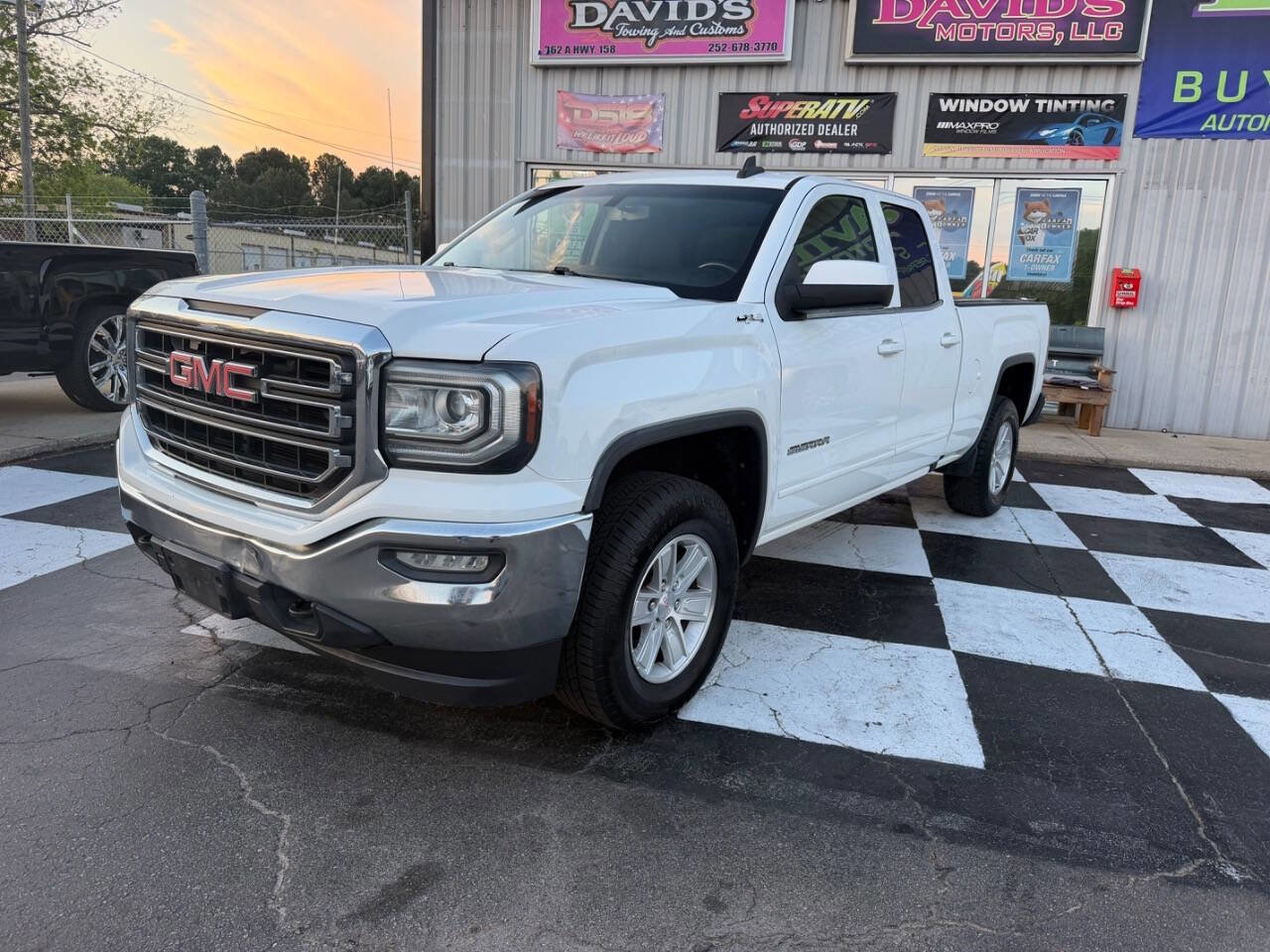 Used 2017 GMC Sierra 1500 SLE w/ SLE Value Package AWD/4WD image 2
