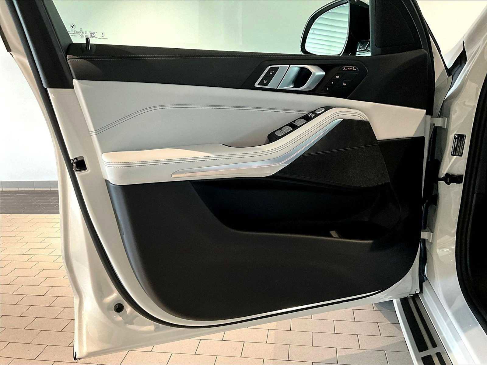 Used 2025 BMW X7 xDrive40i w/ M Sport Package image 26