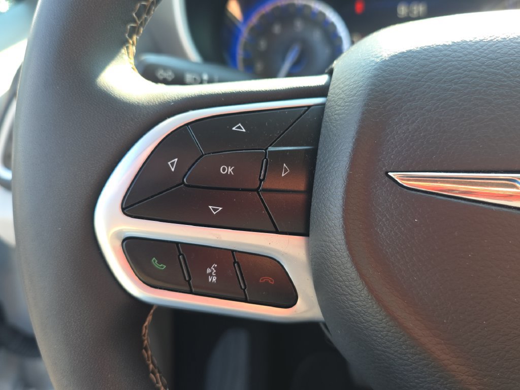 Used 2024 Chrysler Pacifica Touring-L FWD image 18
