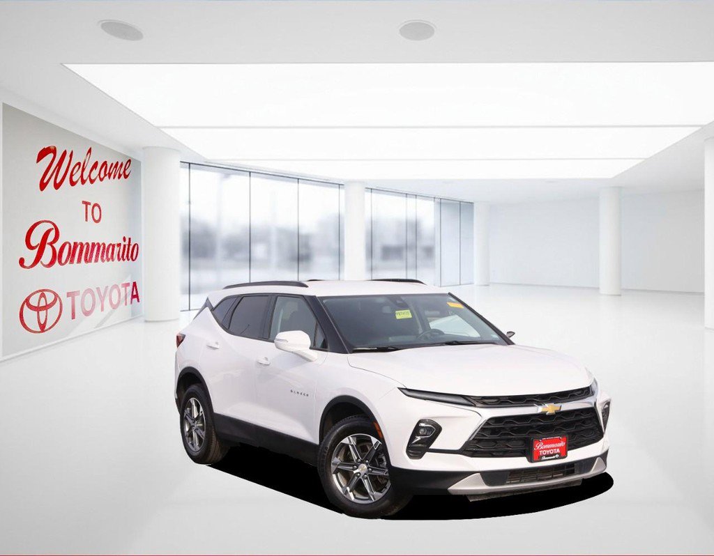 Used 2024 Chevrolet Blazer LT image 2