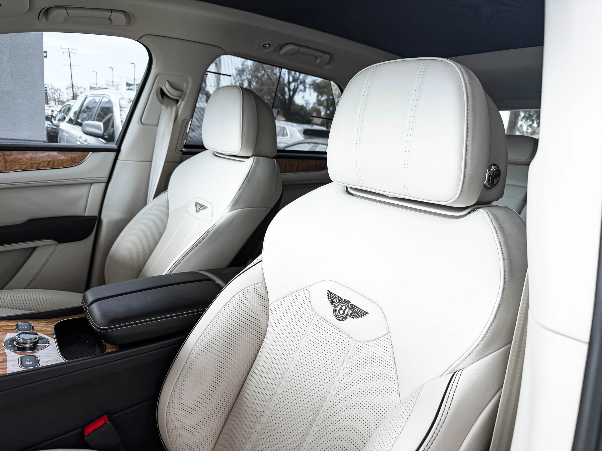 Used 2022 Bentley Bentayga AWD/4WD image 28