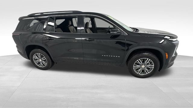 Used 2025 Chevrolet Traverse LT image 2