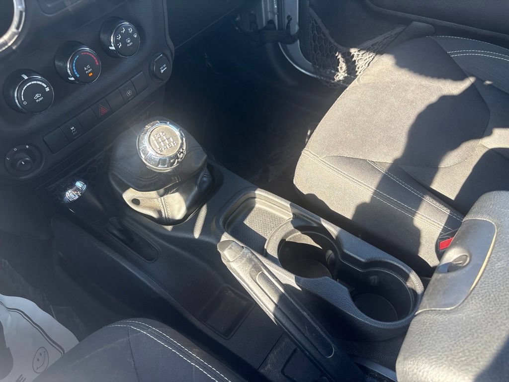 Used 2015 Jeep Wrangler Rubicon w/ Power Convenience Group AWD/4WD image 13