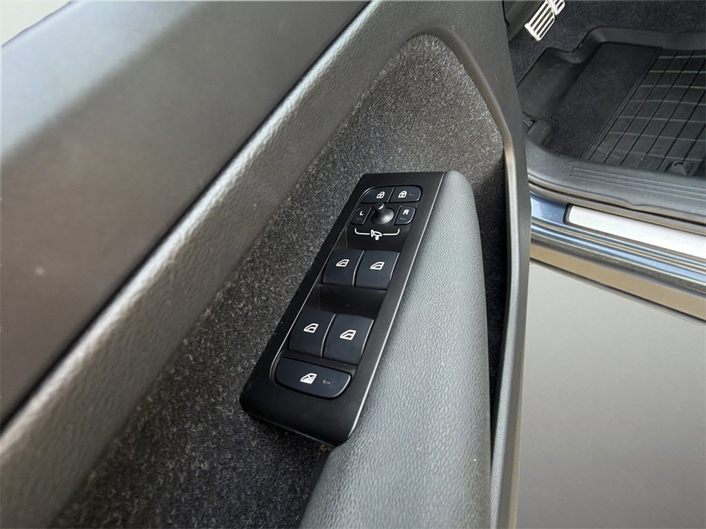 Used 2022 Volvo XC40 T5 R-Design w/ Advanced Package image 13