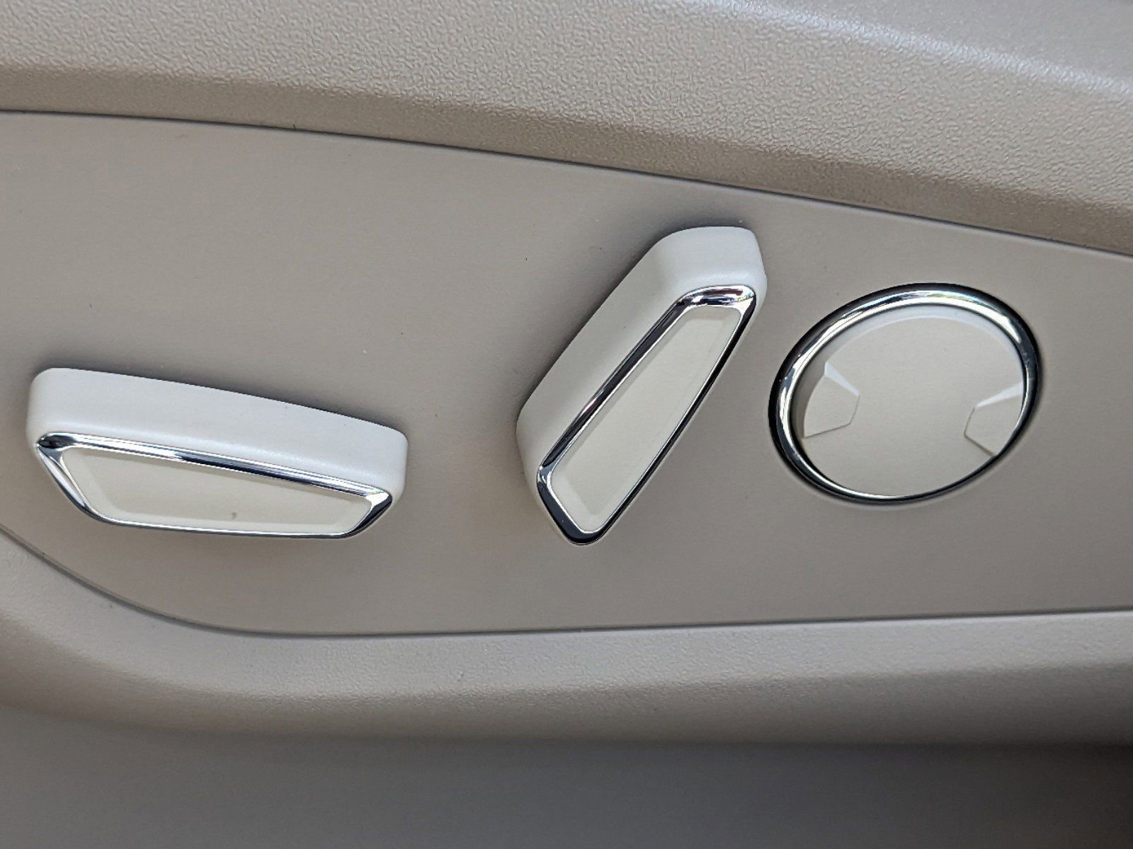 Certified 2023 Lincoln Nautilus Reserve w/ Equipment Group 201A image 21