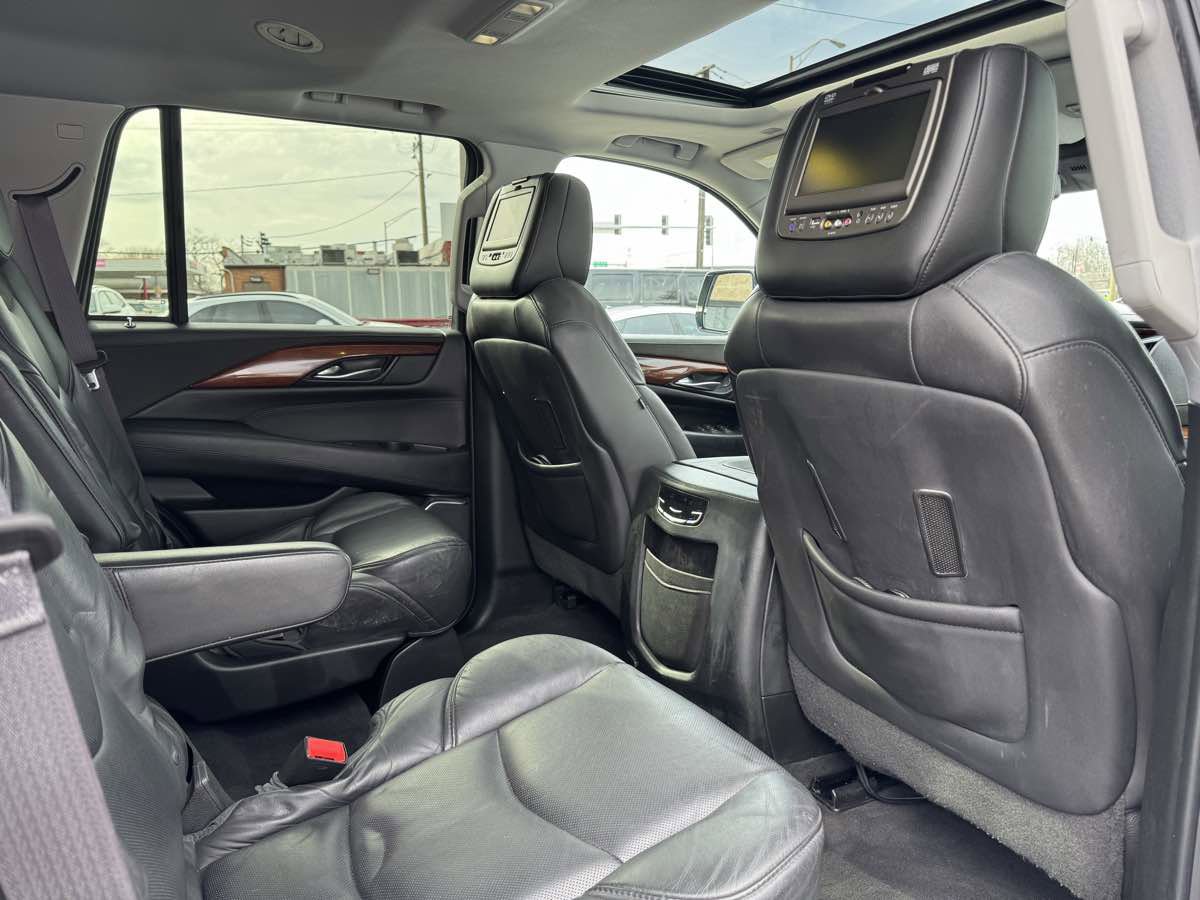 Used 2017 Cadillac Escalade Luxury AWD/4WD image 34