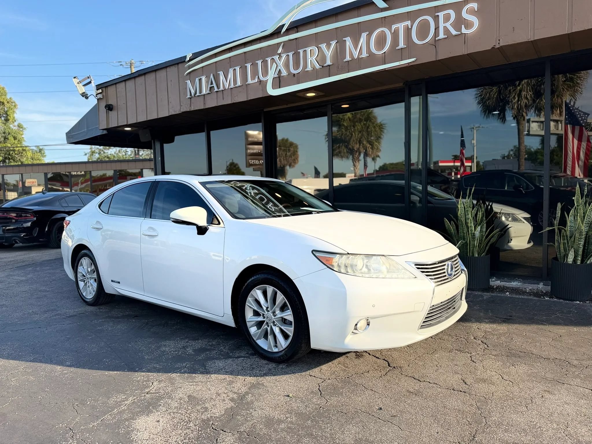Used 2013 Lexus ES 300h w/ Luxury Pkg FWD image 3