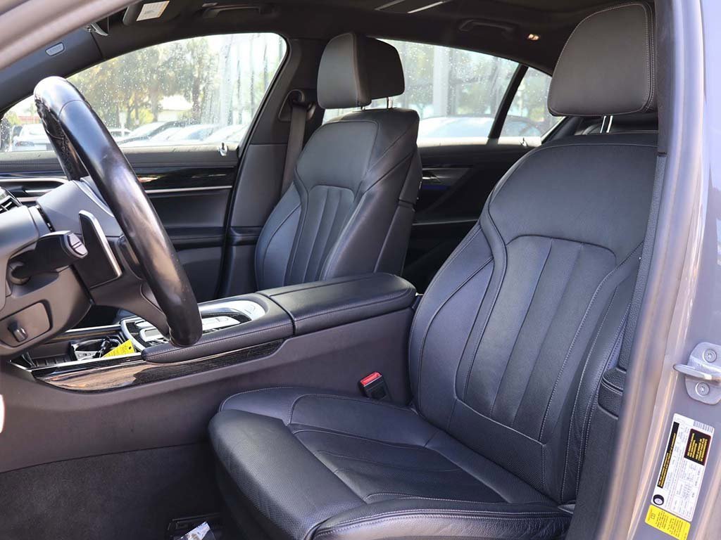Used 2022 BMW 740i w/ M Sport Package image 31