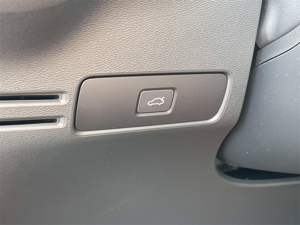 Used 2024 Volvo XC40 Recharge Plus w/ Protection Package Premier image 36