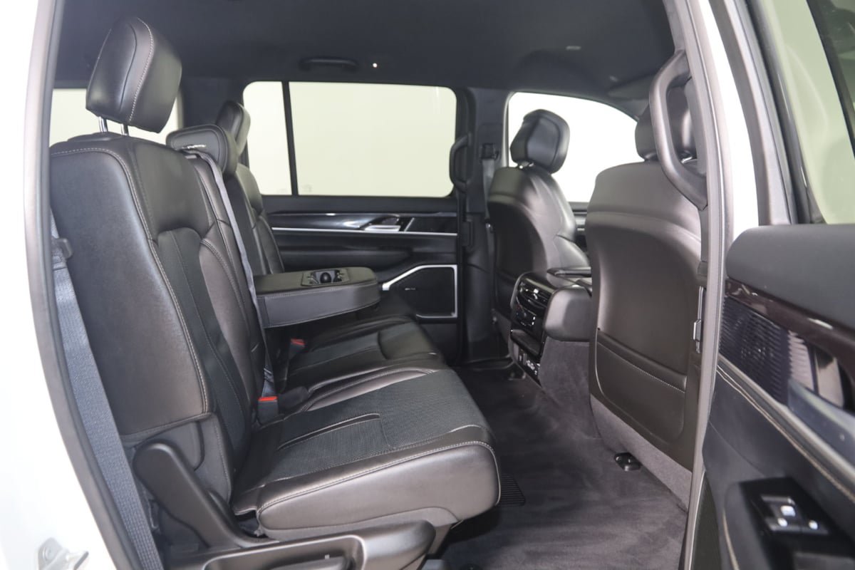 Used 2024 Jeep Wagoneer 4WD image 14