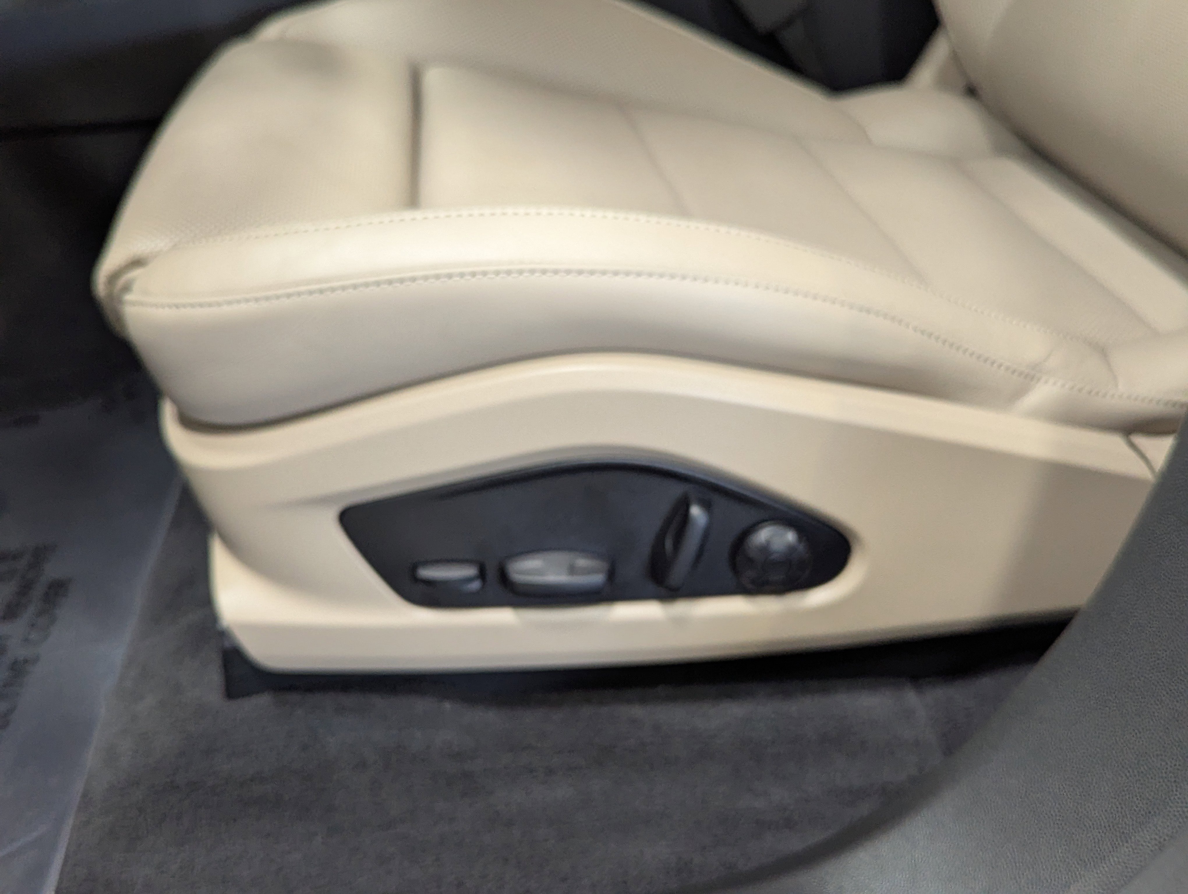 Certified 2025 Porsche Macan 4 Electric image 28