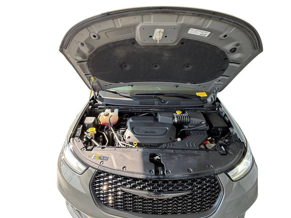 Used 2025 Chrysler Pacifica Limited FWD image 14
