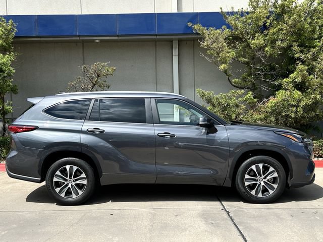 Used 2023 Toyota Highlander XLE FWD image 3