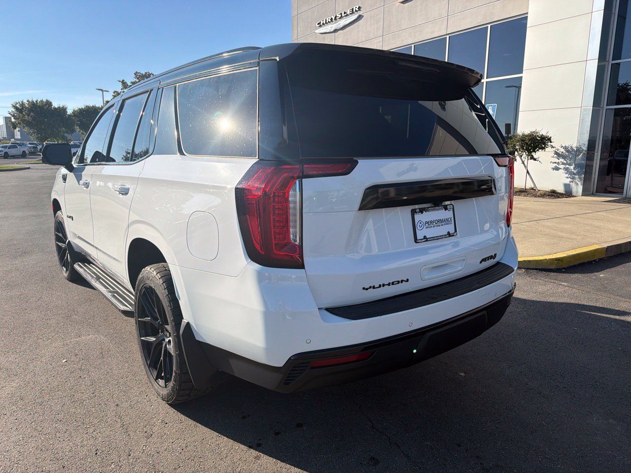 Used 2023 GMC Yukon AT4 w/ Technology Package AWD/4WD image 7