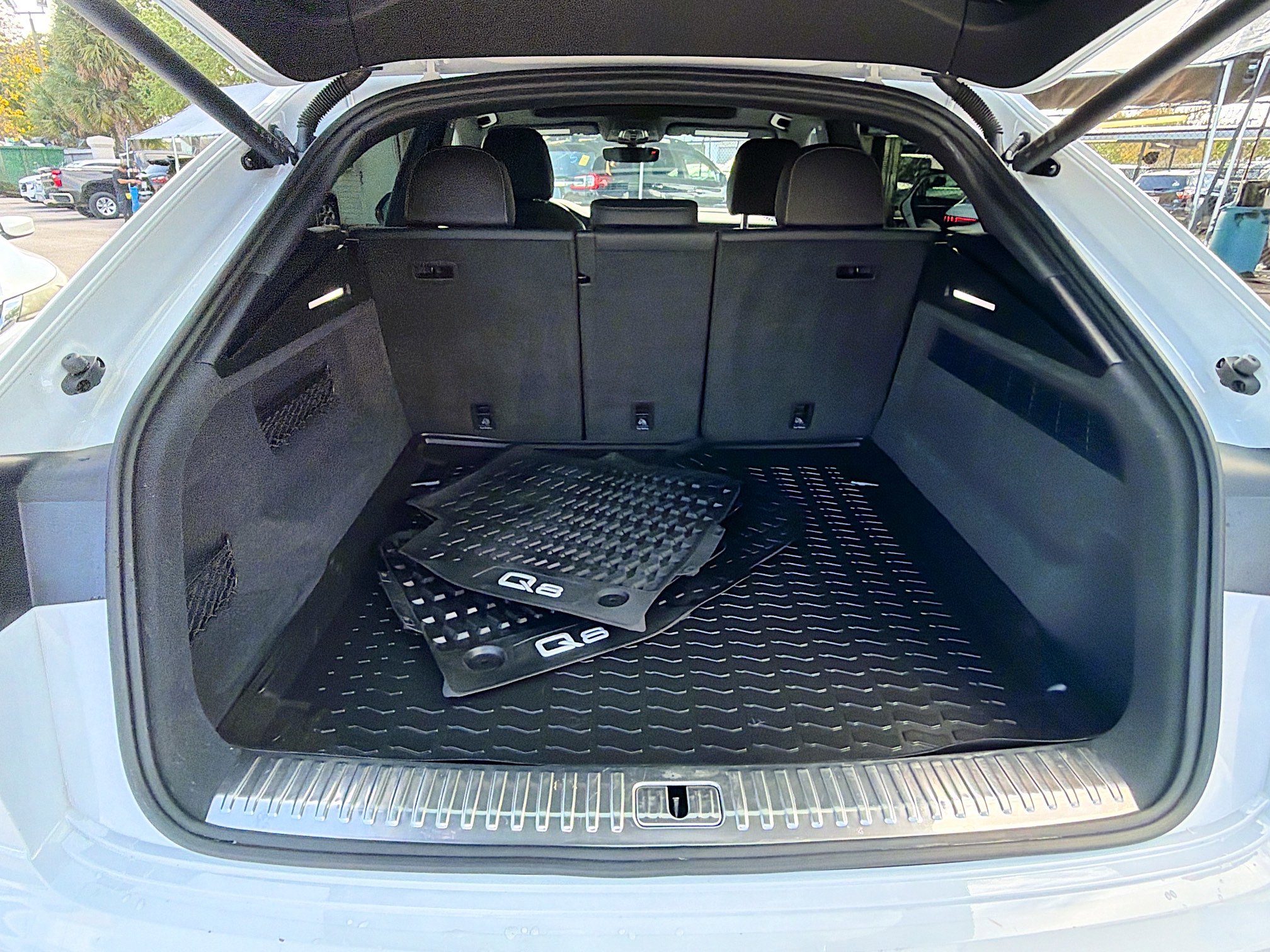 Used 2023 Audi Q8 Premium image 27