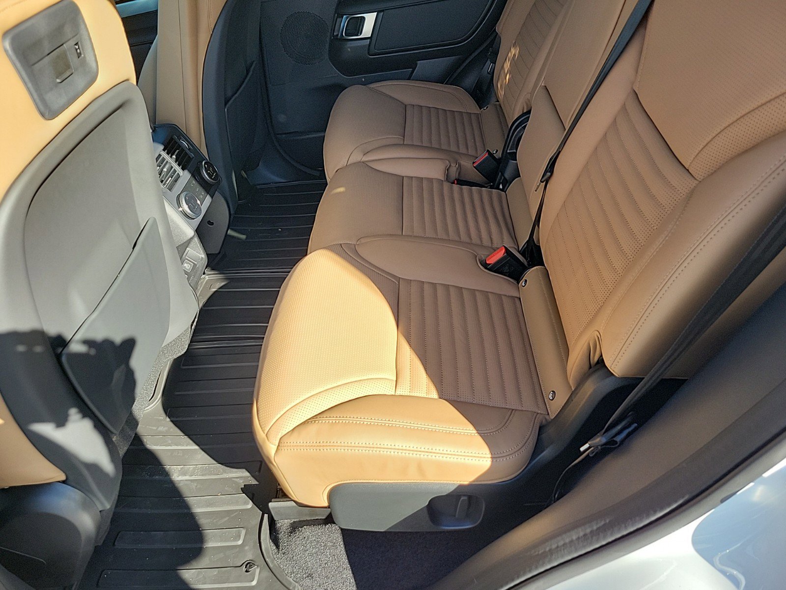 Certified 2025 Land Rover Discovery Dynamic SE AWD/4WD image 17