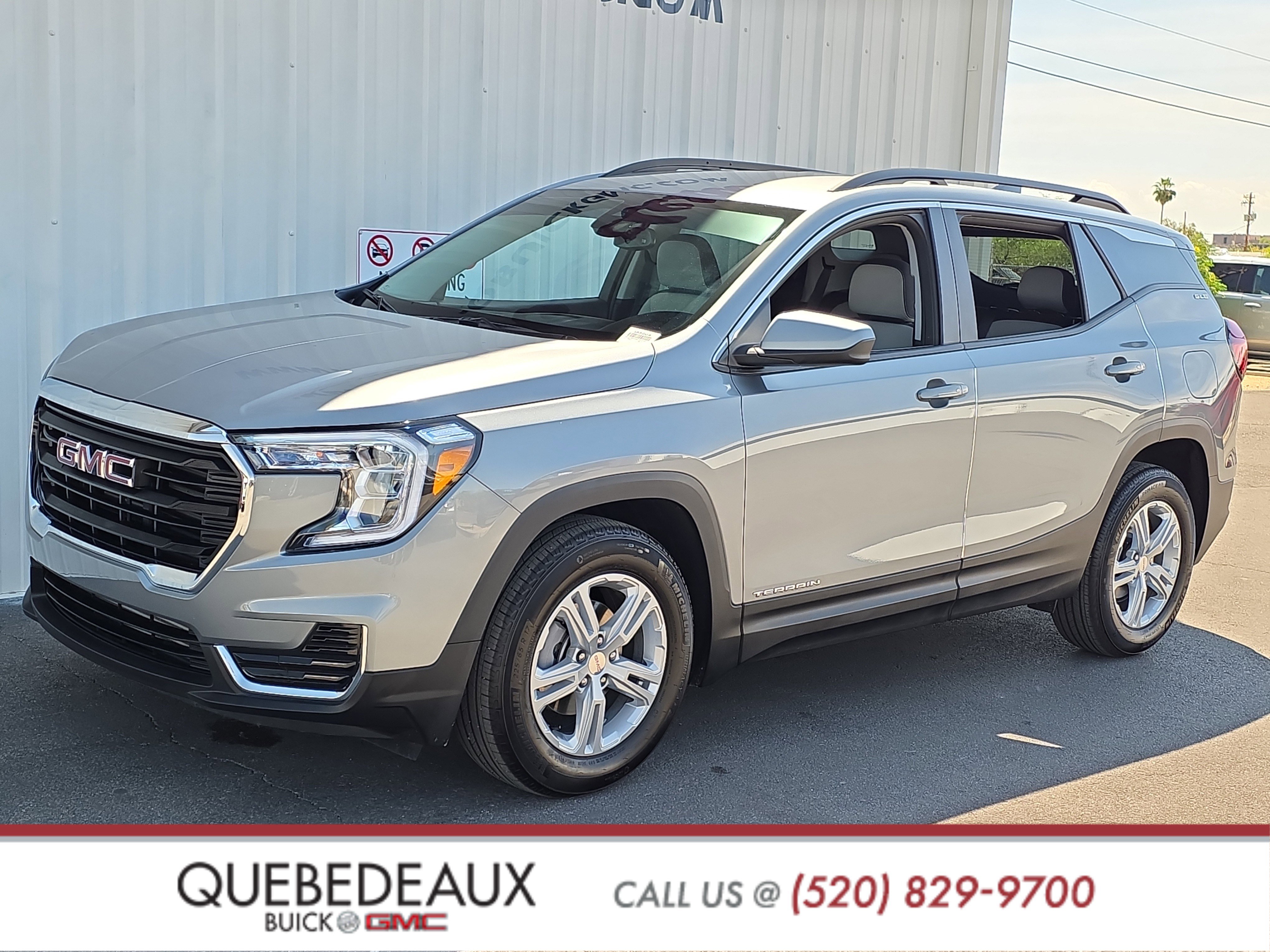 Used 2024 GMC Terrain SLE w/ Driver Convenience Package image 3