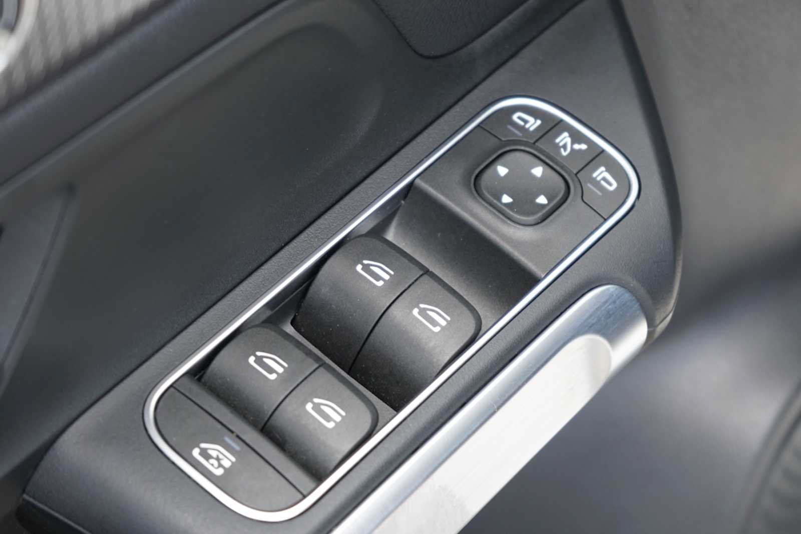 Used 2023 Mercedes-Benz EQB 300 4MATIC image 18