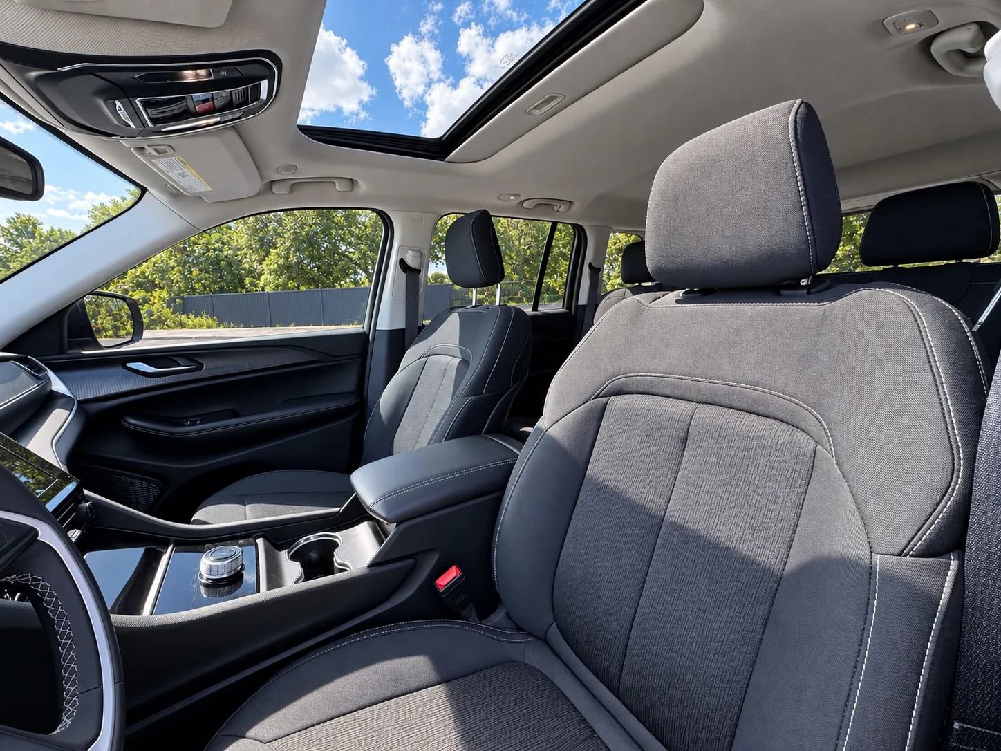 Used 2023 Jeep Grand Cherokee Laredo X RWD image 10