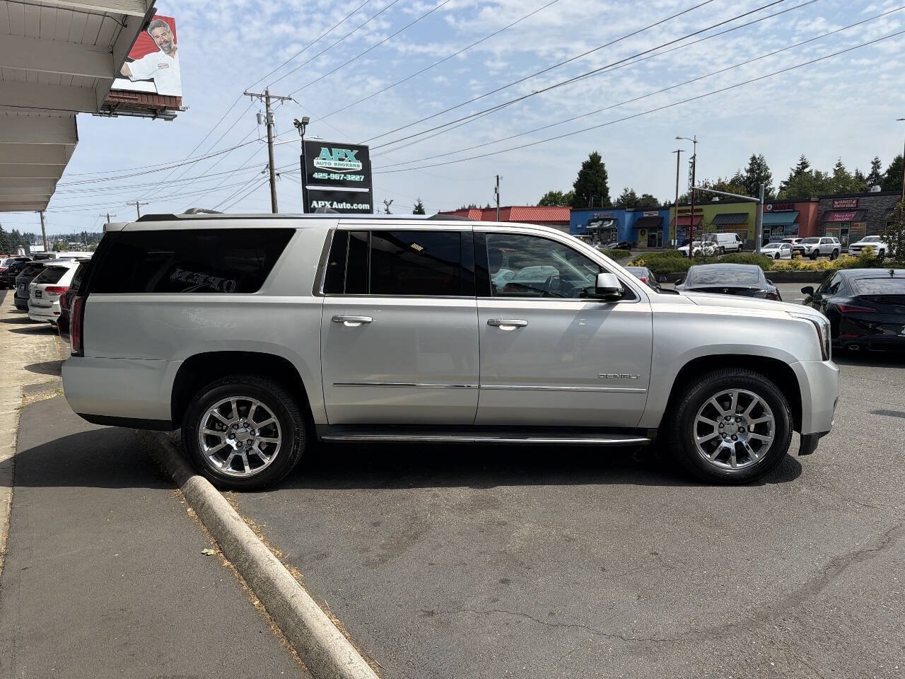 Used 2015 GMC Yukon XL Denali w/ Touring Package AWD/4WD image 10