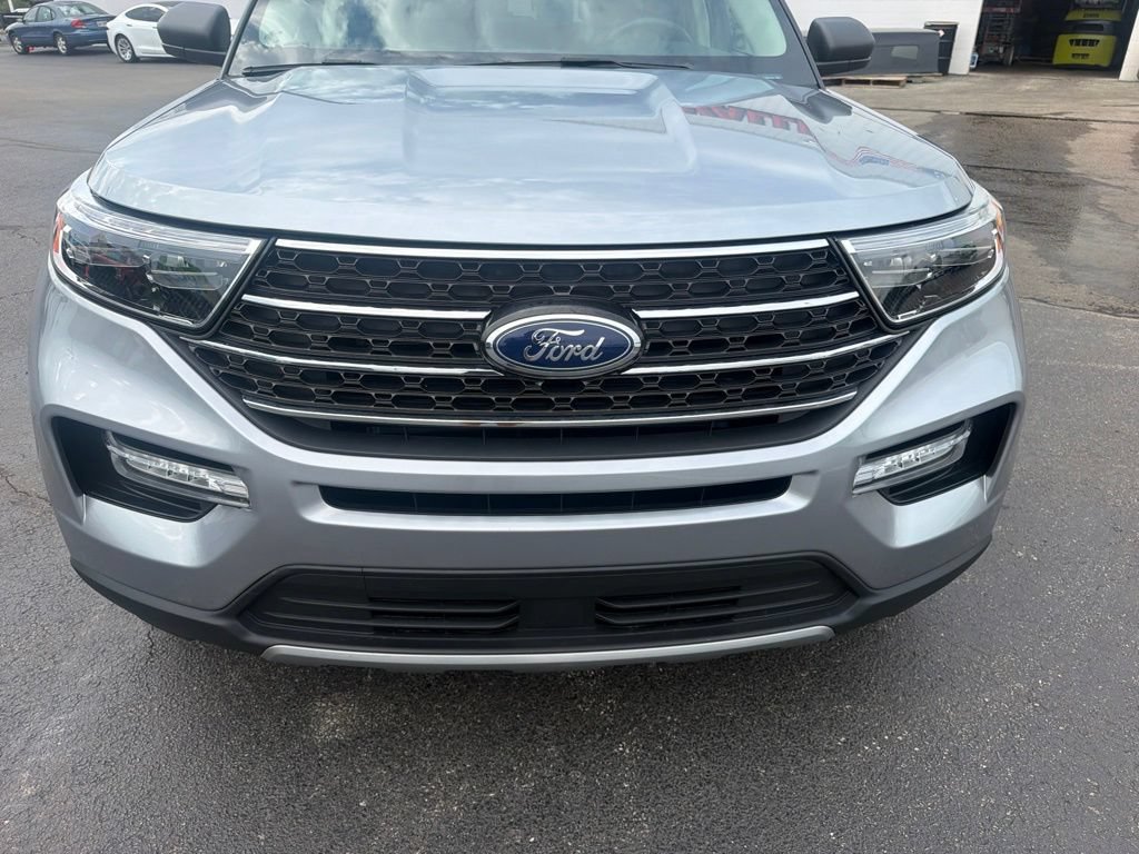 Used 2024 Ford Explorer XLT w/ Equipment Group 202A AWD/4WD image 11