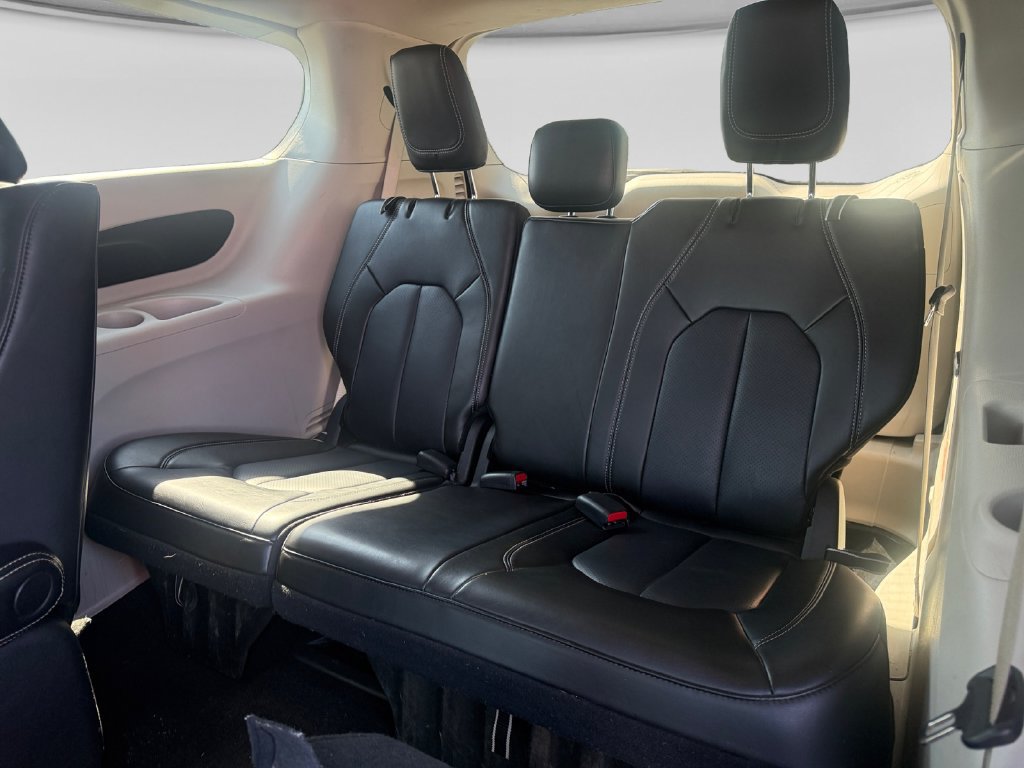 Used 2023 Chrysler Pacifica Touring-L FWD image 39