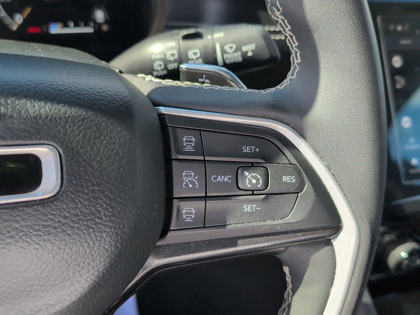 Used 2023 Jeep Grand Cherokee Laredo AWD/4WD image 22