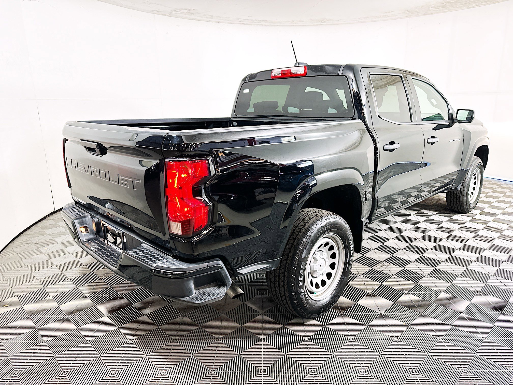Used 2024 Chevrolet Colorado W/T image 3