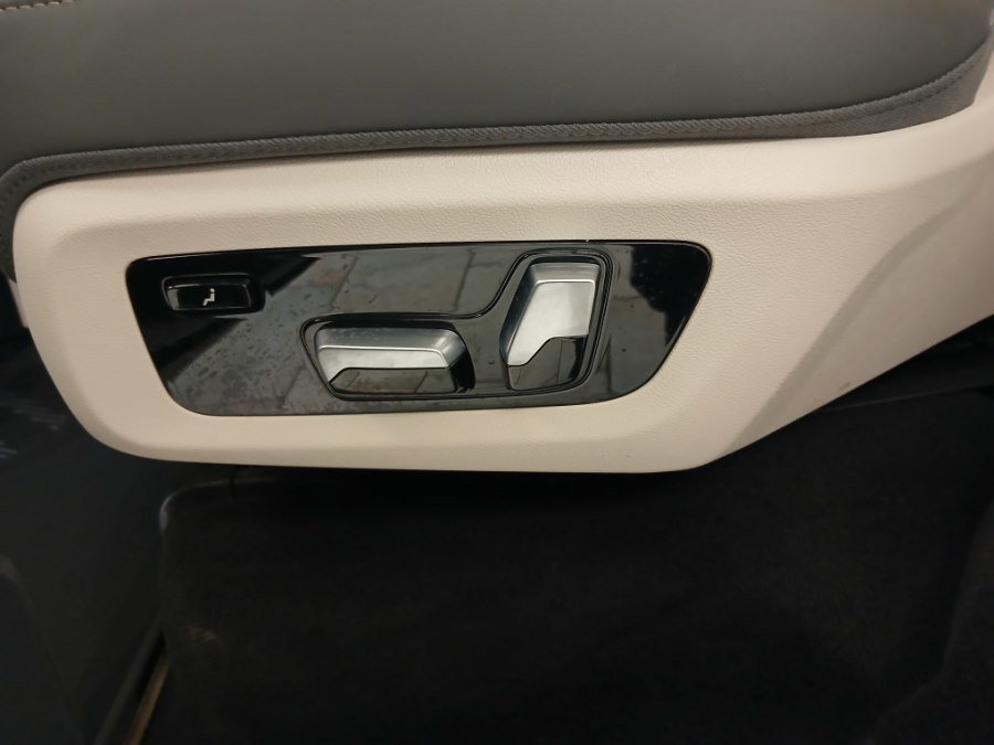 Used 2024 BMW X7 M60i w/ Executive Package image 27