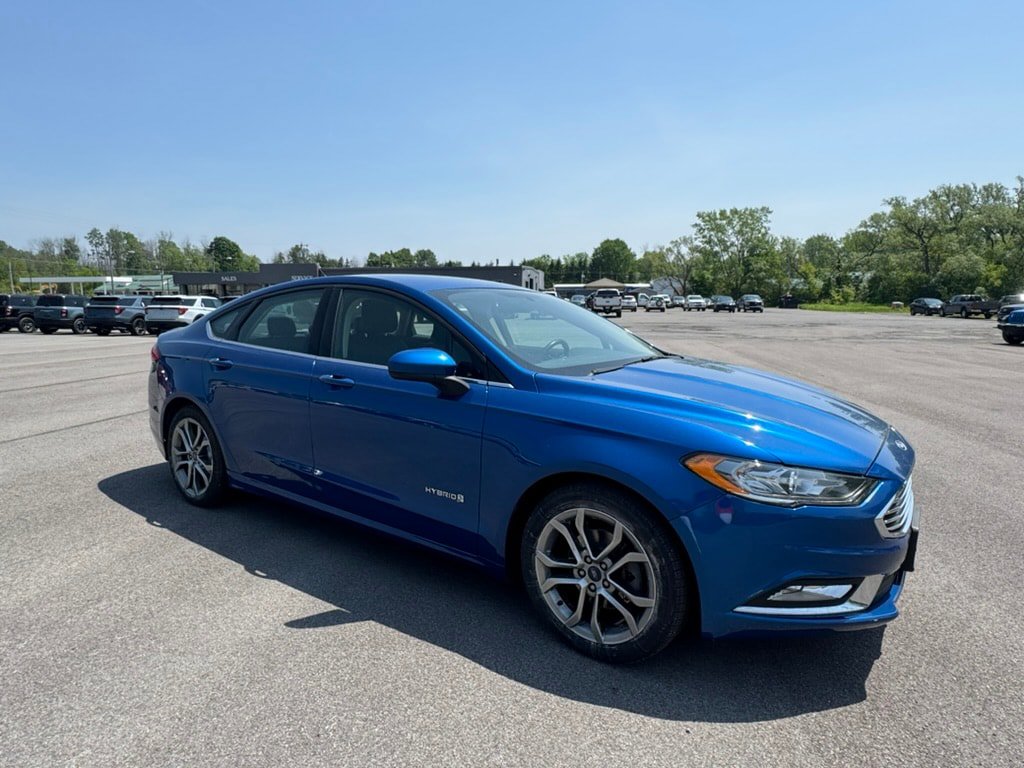 Used 2017 Ford Fusion SE w/ Equipment Group 601A FWD image 3