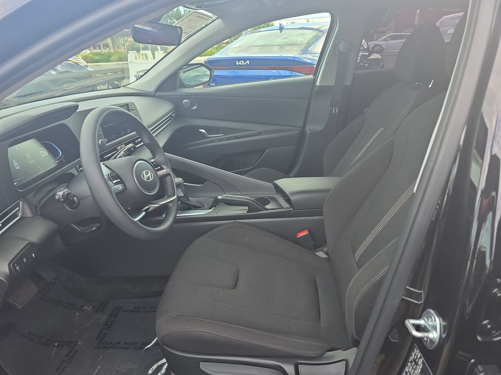 Used 2024 Hyundai Elantra SE FWD image 9